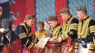 Lembaga Adat Enam Luhah Sungai Penuh Anugerahi Gelar Adat Kehormatan kepada Gubernur Jambi